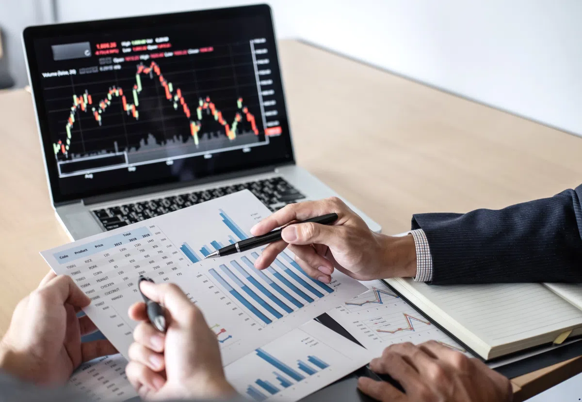 The ALP Government First Home Loan Deposit Scheme: What It Means for First‑Home Buyers in 2025 1 A property broker is showing how the 5% deposit scheme works in property market in Australia