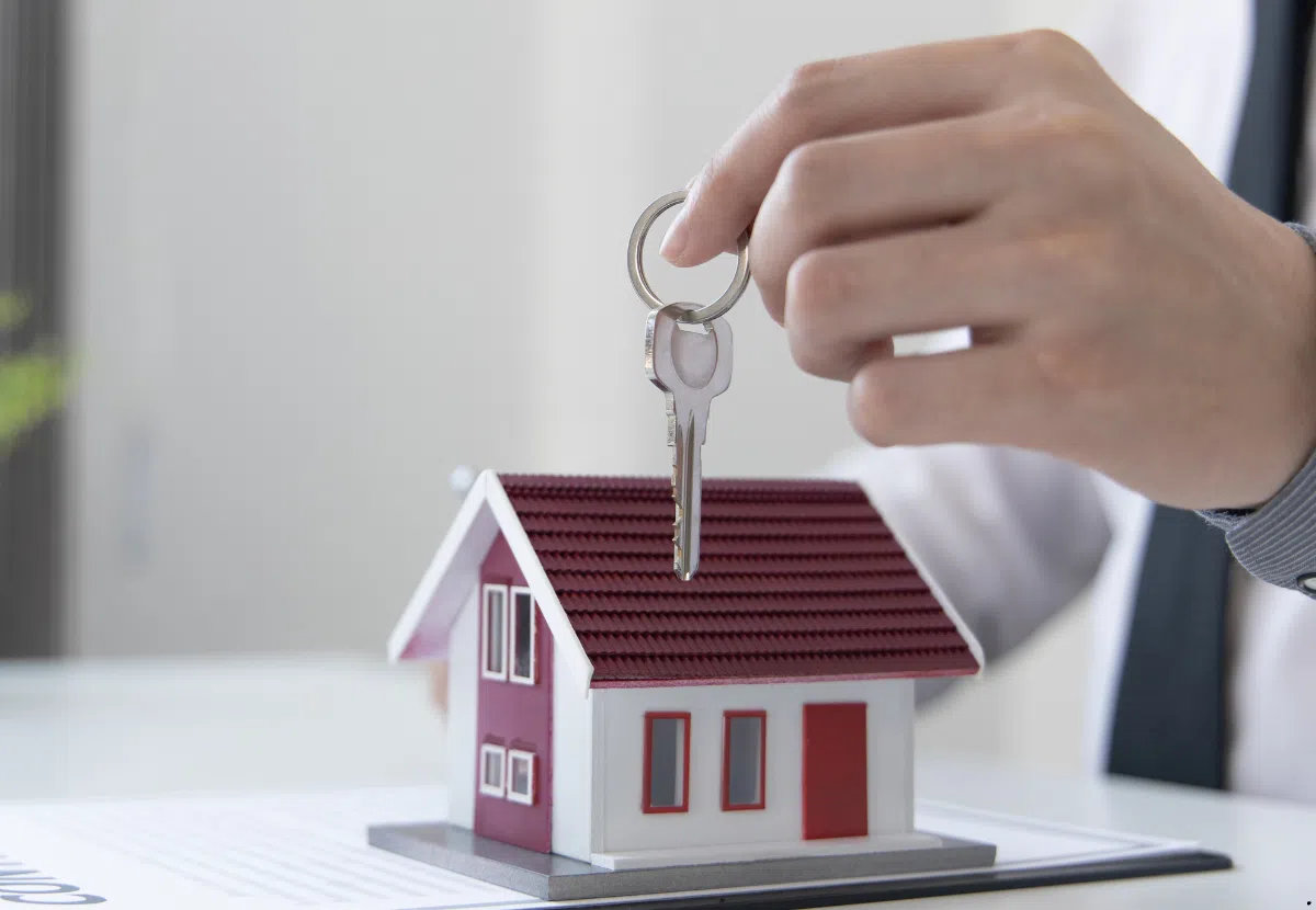 The ALP Government First Home Loan Deposit Scheme: What It Means for First‑Home Buyers in 2025 3 a property investment broker is providing keys for a home to a first home buyer who were considered under government first home deposit scheme